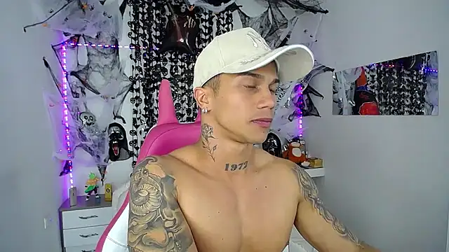 Snapshot of Leonard_Price chatting on 10-12-25, 01:26 Leonard Price online show from 10-12-25, 01:26