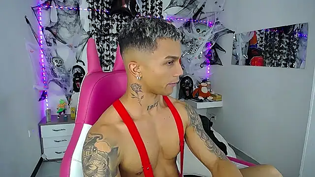 Snapshot of Leonard_Price chatting on 10-13-25, 02:11 Leonard Price online show from 10-13-25, 02:11