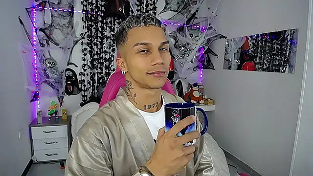 Snapshot of Leonard_Price chatting on 10-14-25, 01:28 Leonard Price online show from 10-14-25, 01:28