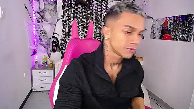 Snapshot of Leonard_Price chatting on 10-15-25, 01:39 Leonard Price online show from 10-15-25, 01:39