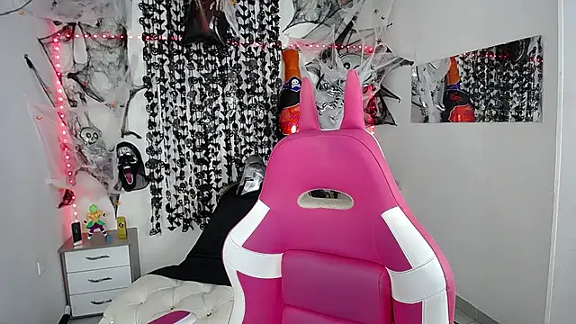 Snapshot of Leonard_Price chatting on 10-16-25, 01:28 Leonard Price online show from 10-16-25, 01:28