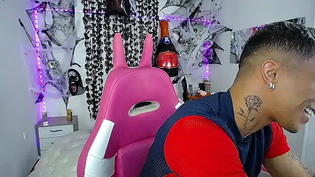 Snapshot of Leonard_Price chatting on 10-17-25, 03:10 Leonard Price online show from 10-17-25, 03:10