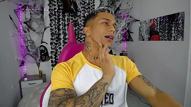 Snapshot of Leonard_Price chatting on 10-18-25, 06:37 Leonard Price online show from 10-18-25, 06:37