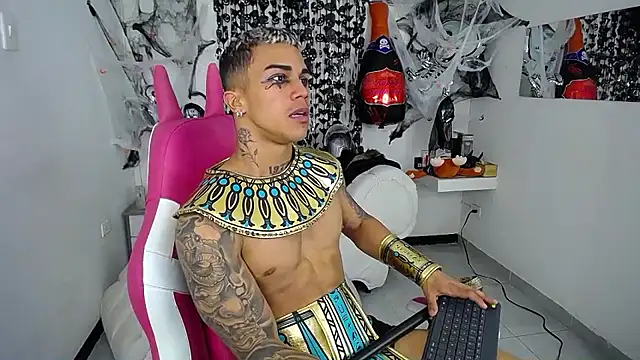 Snapshot of Leonard_Price chatting on 10-21-25, 07:42 Leonard Price online show from 10-21-25, 07:42