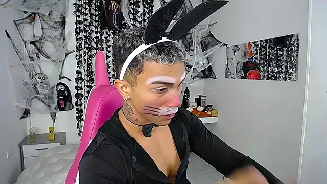 Snapshot of Leonard_Price chatting on 10-24-25, 03:25 Leonard Price online show from 10-24-25, 03:25