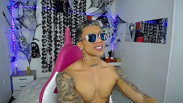 Snapshot of Leonard_Price chatting on 10-28-25, 02:15 Leonard Price online show from 10-28-25, 02:15