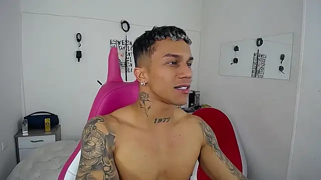 Snapshot of Leonard_Price chatting on 11-13-25, 02:21 Leonard Price online show from 11-13-25, 02:21