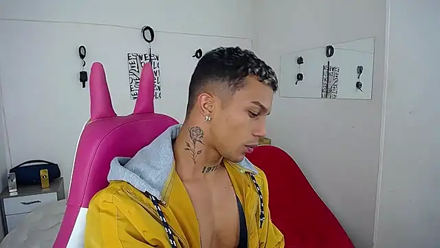 Snapshot of Leonard_Price chatting on 11-16-25, 01:55 Leonard Price online show from 11-16-25, 01:55