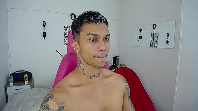 Snapshot of Leonard_Price chatting on 11-17-25, 02:06 Leonard Price online show from 11-17-25, 02:06