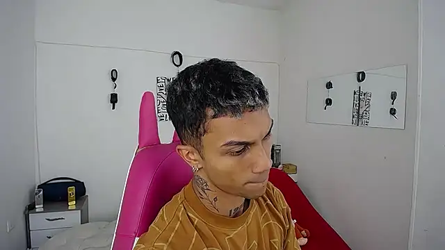 Snapshot of Leonard_Price chatting on 11-20-25, 02:12 Leonard Price online show from 11-20-25, 02:12