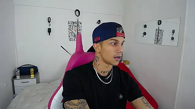 Snapshot of Leonard_Price chatting on 11-21-25, 02:10 Leonard Price online show from 11-21-25, 02:10