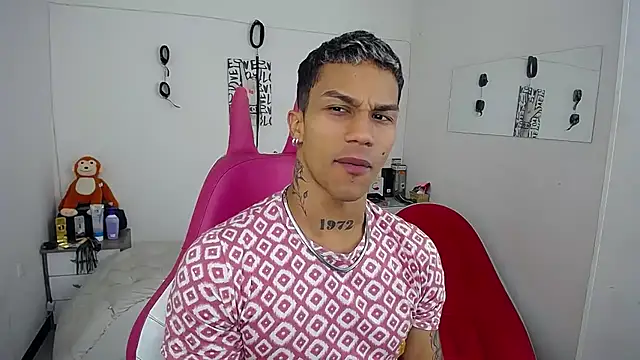 Snapshot of Leonard_Price chatting on 11-22-25, 02:21 Leonard Price online show from 11-22-25, 02:21