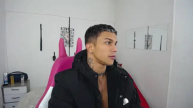 Snapshot of Leonard_Price chatting on 11-24-25, 04:45 Leonard Price online show from 11-24-25, 04:45