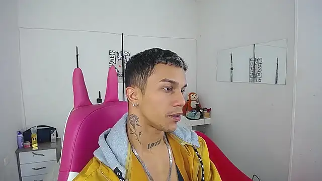 Snapshot of Leonard_Price chatting on 11-25-25, 04:01 Leonard Price online show from 11-25-25, 04:01