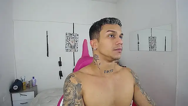 Snapshot of Leonard_Price chatting on 11-26-25, 04:02 Leonard Price online show from 11-26-25, 04:02