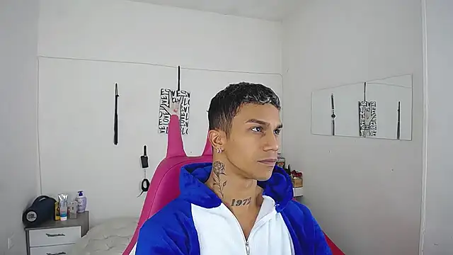 Snapshot of Leonard_Price chatting on 11-27-25, 07:43 Leonard Price online show from 11-27-25, 07:43