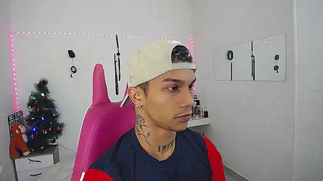 Snapshot of Leonard_Price chatting on 12-01-25, 12:32 Leonard Price online show from 12-01-25, 12:32