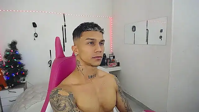 Snapshot of Leonard_Price chatting on 12-02-25, 04:07 Leonard Price online show from 12-02-25, 04:07