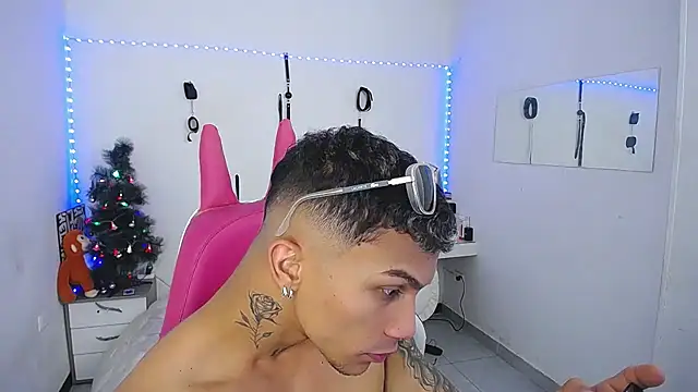 Snapshot of Leonard_Price chatting on 12-02-25, 04:13 Leonard Price online show from 12-02-25, 04:13