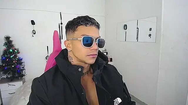 Snapshot of Leonard_Price chatting on 12-03-25, 02:26 Leonard Price online show from 12-03-25, 02:26