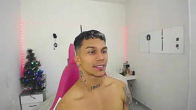 Snapshot of Leonard_Price chatting on 12-05-25, 07:32 Leonard Price online show from 12-05-25, 07:32