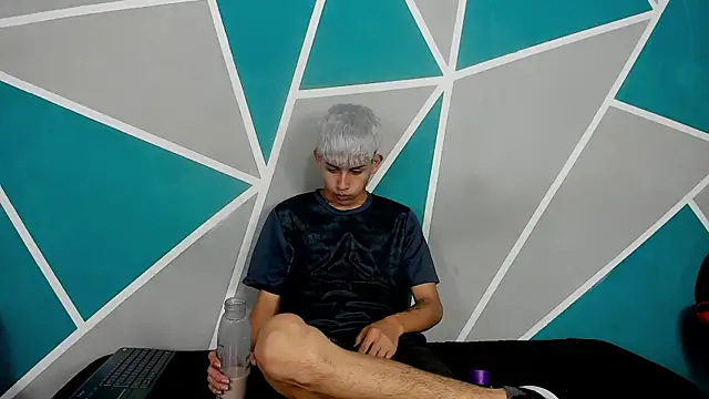 migueyalejo teens online show from 10-22-25, 03:07