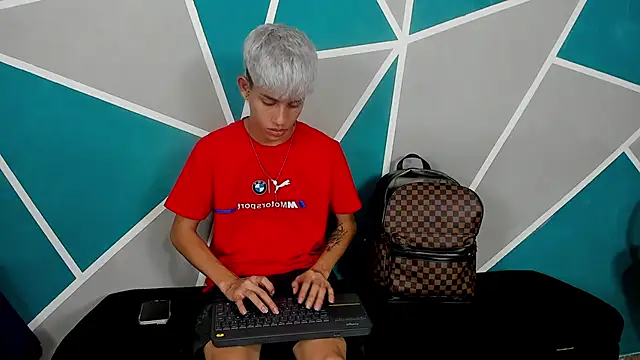 migueyalejo teens online show from 10-25-25, 03:36