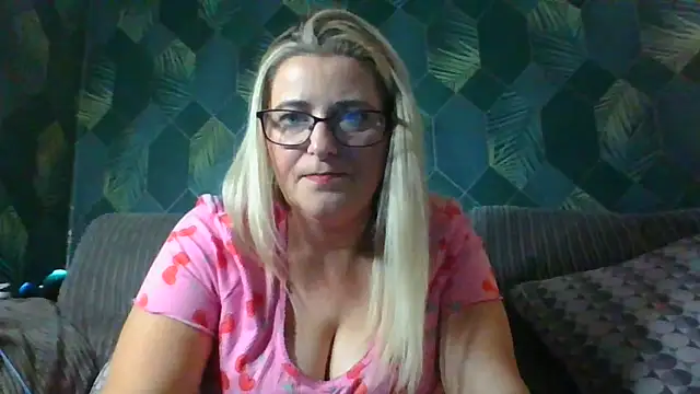 Snapshot of SweetXCandyX chatting on 11-14-25, 06:28 SweetXCandyX online show from 11-14-25, 06:28