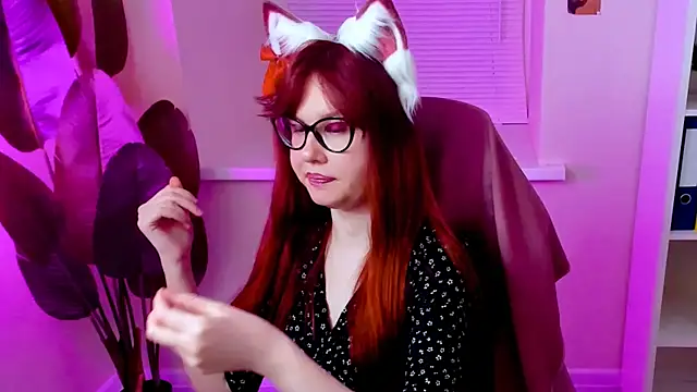 Snapshot of CarolGiggly chatting on 11-12-25, 01:00 CarolGiggly online show from 11-12-25, 01:00