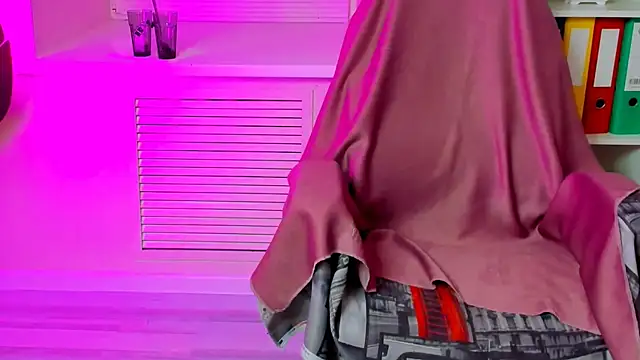 Snapshot of CarolGiggly chatting on 11-19-25, 07:25 CarolGiggly online show from 11-19-25, 07:25