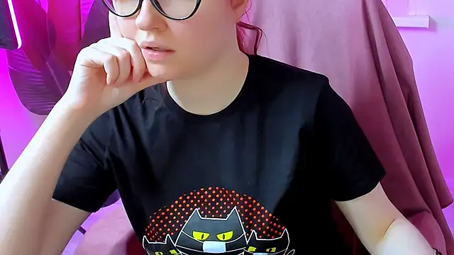 Snapshot of CarolGiggly chatting on 11-22-25, 10:58 CarolGiggly online show from 11-22-25, 10:58