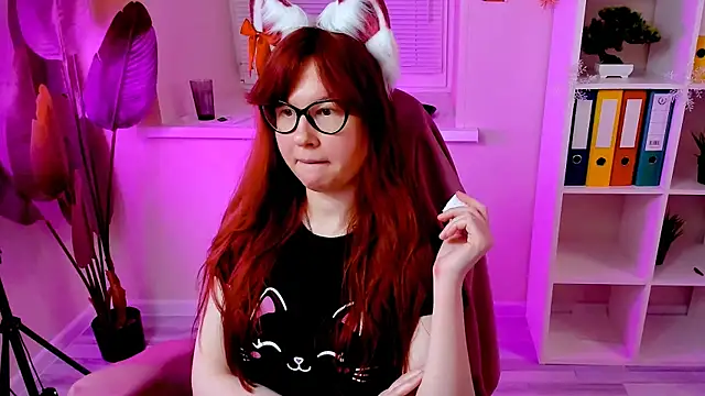 Snapshot of CarolGiggly chatting on 12-13-25, 11:32 CarolGiggly online show from 12-13-25, 11:32