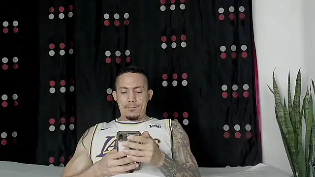 Snapshot of Alex_motta chatting on 12-27-24, 11:10 Alex motta online show from 12-27-24, 11:10