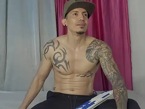 Snapshot of Alex_motta chatting on 01-03-25, 12:33 Alex motta online show from 01-03-25, 12:33