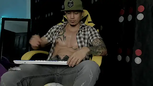 Snapshot of Alex_motta chatting on 03-22-25, 05:17 Alex motta online show from 03-22-25, 05:17