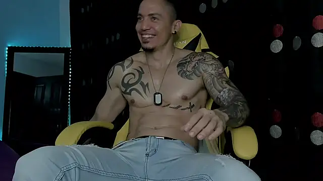 Snapshot of Alex_motta chatting on 03-23-25, 01:42 Alex motta online show from 03-23-25, 01:42