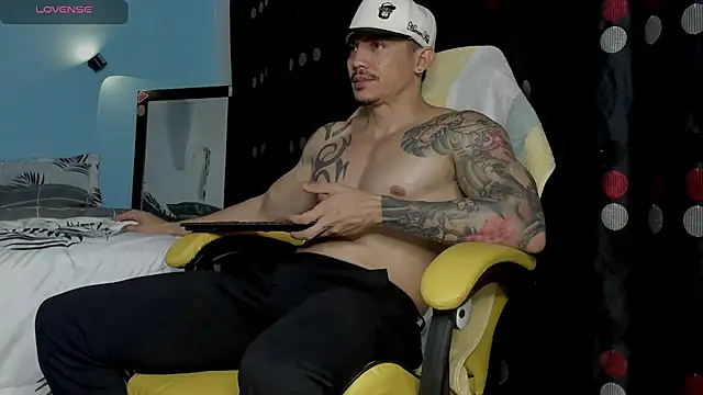 Snapshot of Alex_motta chatting on 09-14-25, 04:11 Alex motta online show from 09-14-25, 04:11