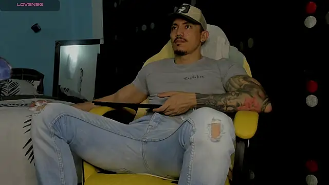 Snapshot of Alex_motta chatting on 09-16-25, 02:01 Alex motta online show from 09-16-25, 02:01