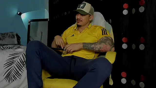 Snapshot of Alex_motta chatting on 09-19-25, 01:40 Alex motta online show from 09-19-25, 01:40