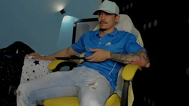 Snapshot of Alex_motta chatting on 09-20-25, 02:34 Alex motta online show from 09-20-25, 02:34