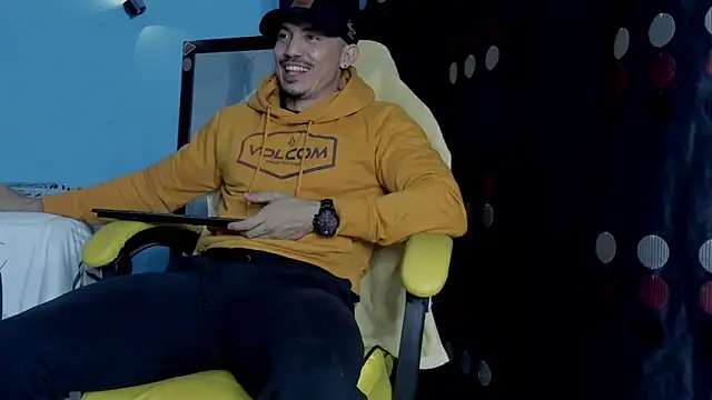 Snapshot of Alex_motta chatting on 10-09-25, 04:10 Alex motta online show from 10-09-25, 04:10