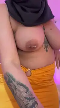 Snapshot of Aligoldbottom chatting on 03-18-25, 09:21 Aligoldbottom online show from 03-18-25, 09:21