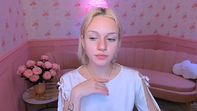 Snapshot of VelvetVixen155 chatting on 12-10-24, 03:20 VelvetVixen155 online show from 12-10-24, 03:20