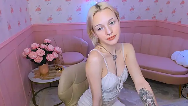 Snapshot of VelvetVixen155 chatting on 12-13-24, 06:21 VelvetVixen155 online show from 12-13-24, 06:21