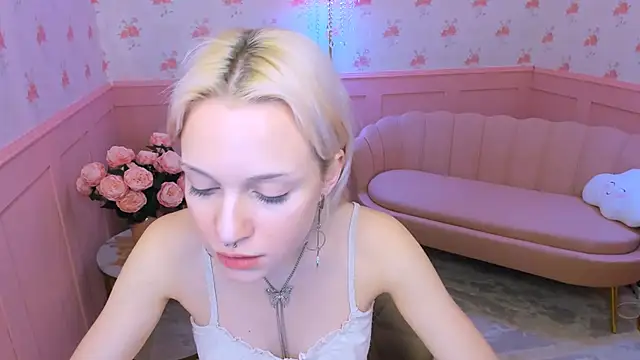 Snapshot of VelvetVixen155 chatting on 12-13-24, 09:24 VelvetVixen155 online show from 12-13-24, 09:24