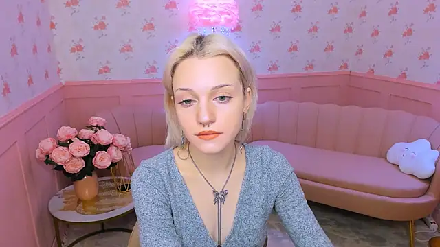 Snapshot of VelvetVixen155 chatting on 12-16-24, 03:19 VelvetVixen155 online show from 12-16-24, 03:19