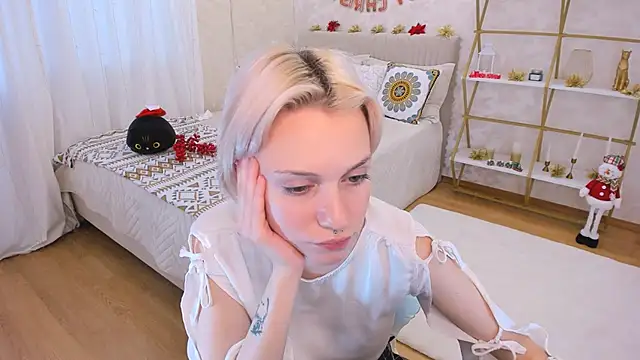 Snapshot of VelvetVixen155 chatting on 12-23-24, 07:38 VelvetVixen155 online show from 12-23-24, 07:38