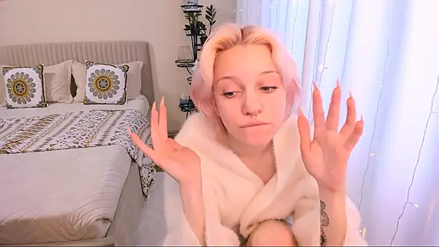 Snapshot of VelvetVixen155 chatting on 01-22-25, 06:20 VelvetVixen155 online show from 01-22-25, 06:20