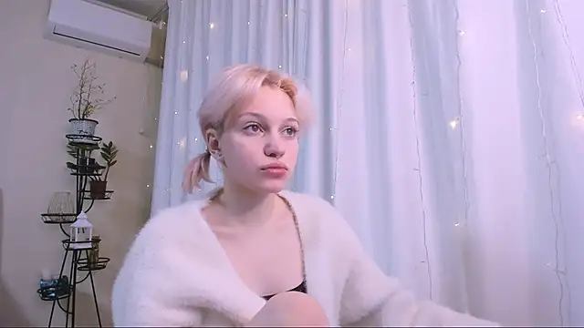 Snapshot of VelvetVixen155 chatting on 01-24-25, 03:22 VelvetVixen155 online show from 01-24-25, 03:22