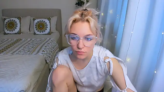 Snapshot of VelvetVixen155 chatting on 02-03-25, 09:41 VelvetVixen155 online show from 02-03-25, 09:41